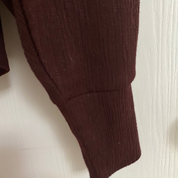 Banana Republic balloon sleeve burgundy blouse - Never Worn - Picture 4 of 4